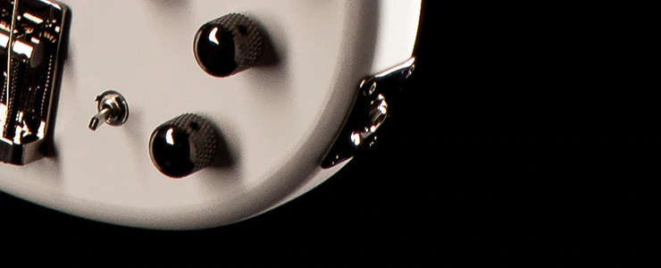 Выходной разъём — стандартный 1/4 выход Yamaha