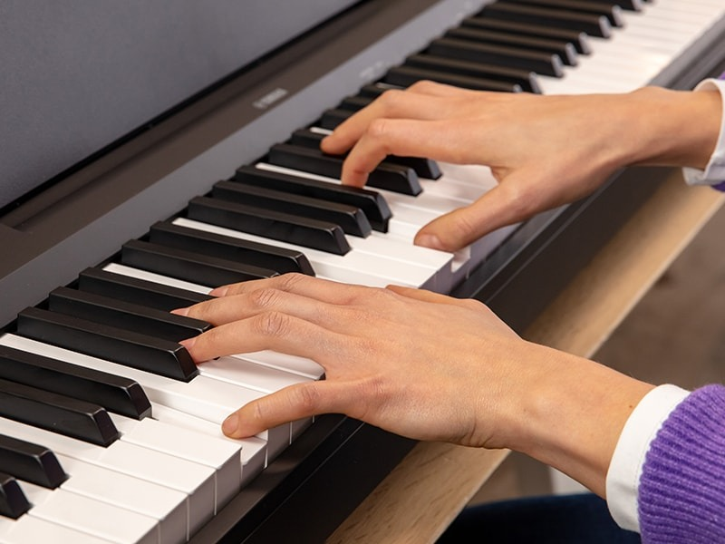 Yamaha P-145BT — цифровое пианино с компактным корпусом